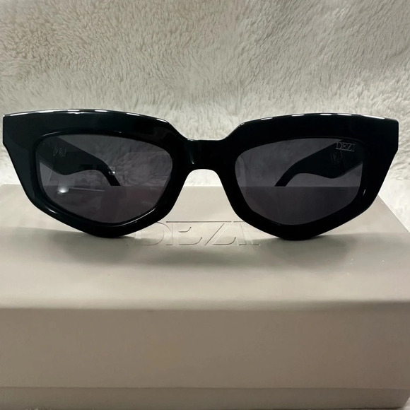 DEZI BLACK ‘ON READ’ SUNGLASSES - Picture 6 of 11